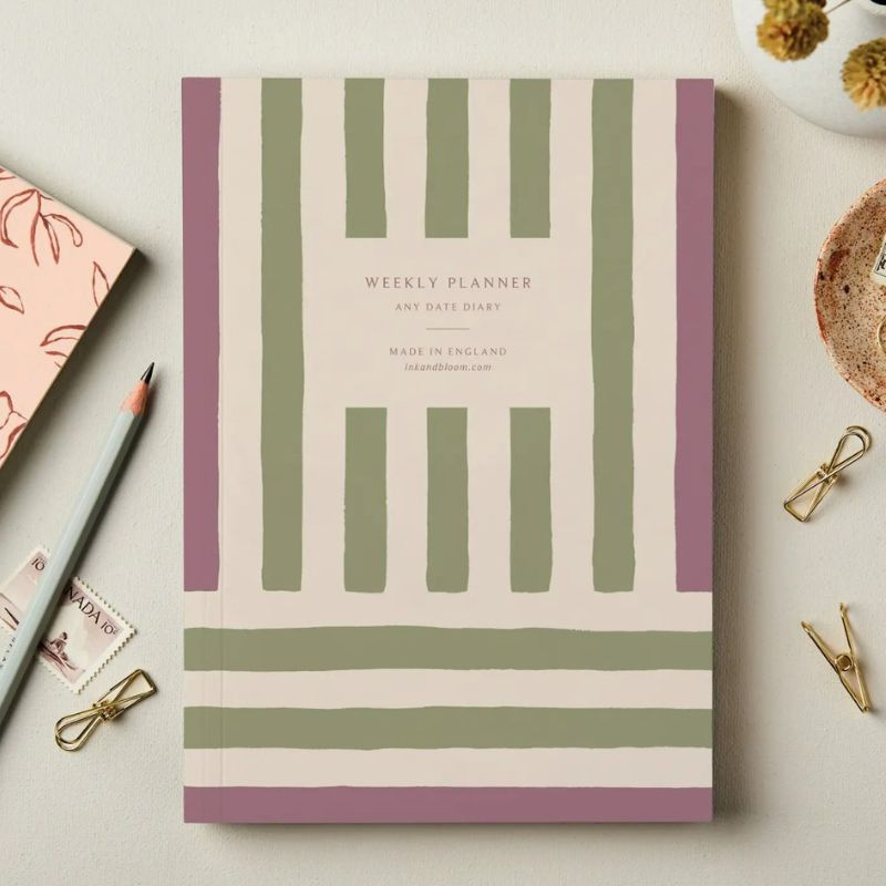 Agenda perpétuel weekly planner Ink & Bloom motif rayures graphiques vert olive et bordeaux - vue de face