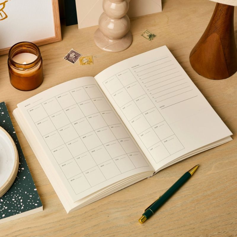 Vue mensuelle agenda perpétuel Ink & Bloom - calendrier mensuel avec section priorités et notes