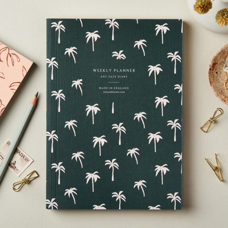 Agenda perpétuel weekly planner Ink & Bloom motif palmiers fond vert sapin - vue de face
