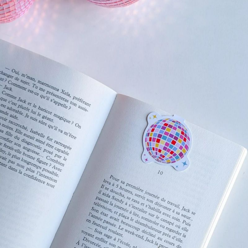 Marque-Page Disco Ball placé dans un livre, idée cadeau papeterie originale