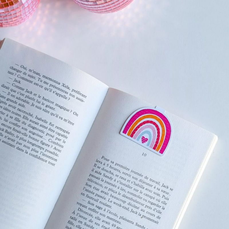Marque-Page Magnétique Arc-en-Ciel placé dans un livre, idée cadeau pour enfants