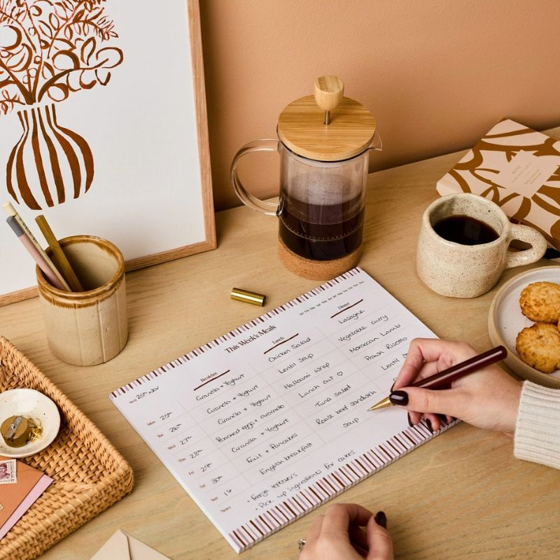 Meal Planner This Week's Meals Ink & Bloom posé sur un bureau avec cafetière et tasse - planificateur repas A4 motif rayures