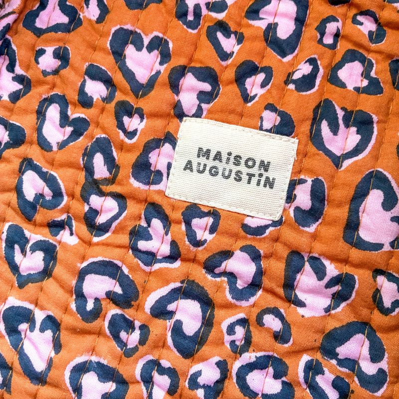 détails motif léopard Grand sac en coton matelassé avec poche intérieure et fermeture zip