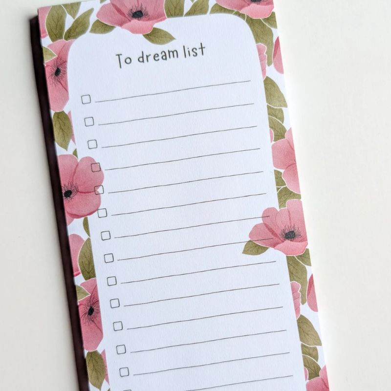 Gros plan sur le bloc-notes To-Do List Spring, détail des fleurs roses et cases à cocher