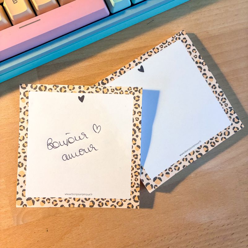 Deux feuilles du bloc-notes Graou, dont une avec le message manuscrit « Bonjour amour », sur un bureau