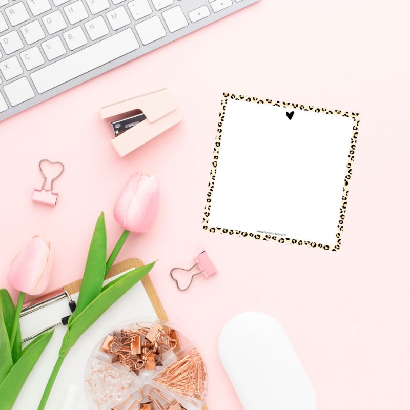 Bloc-notes léopard Graou sur un bureau rose avec tulipes, agrafeuse et pinces rose gold