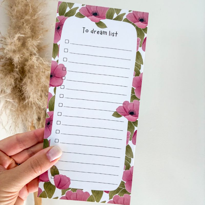 Bloc-notes To-Do List Spring tenu à la main, illustration fleurs roses et feuillage