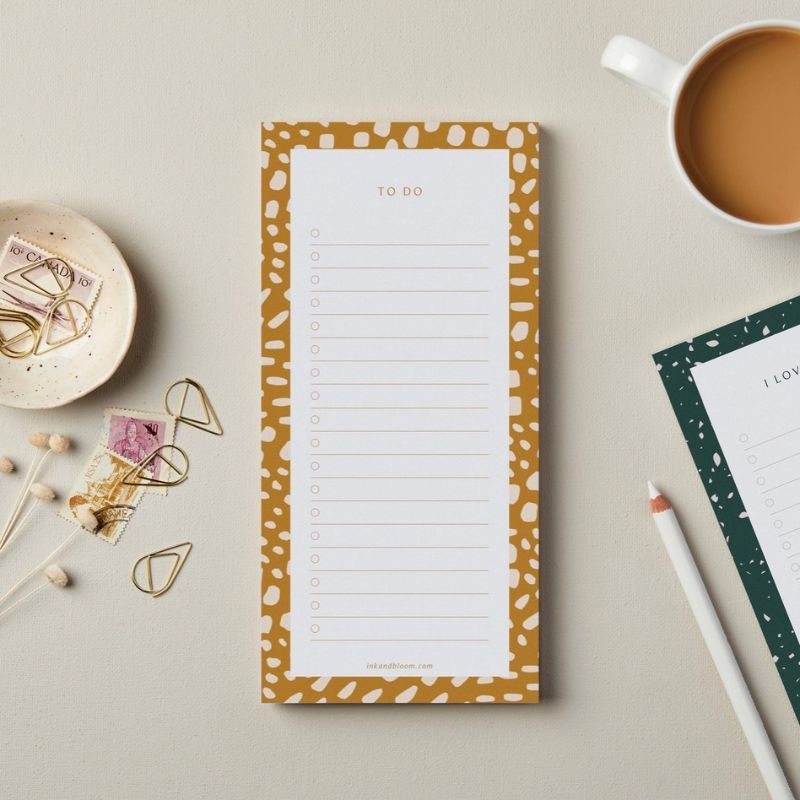 bloc-notes avec cases à cocher couleur jaune moutarde