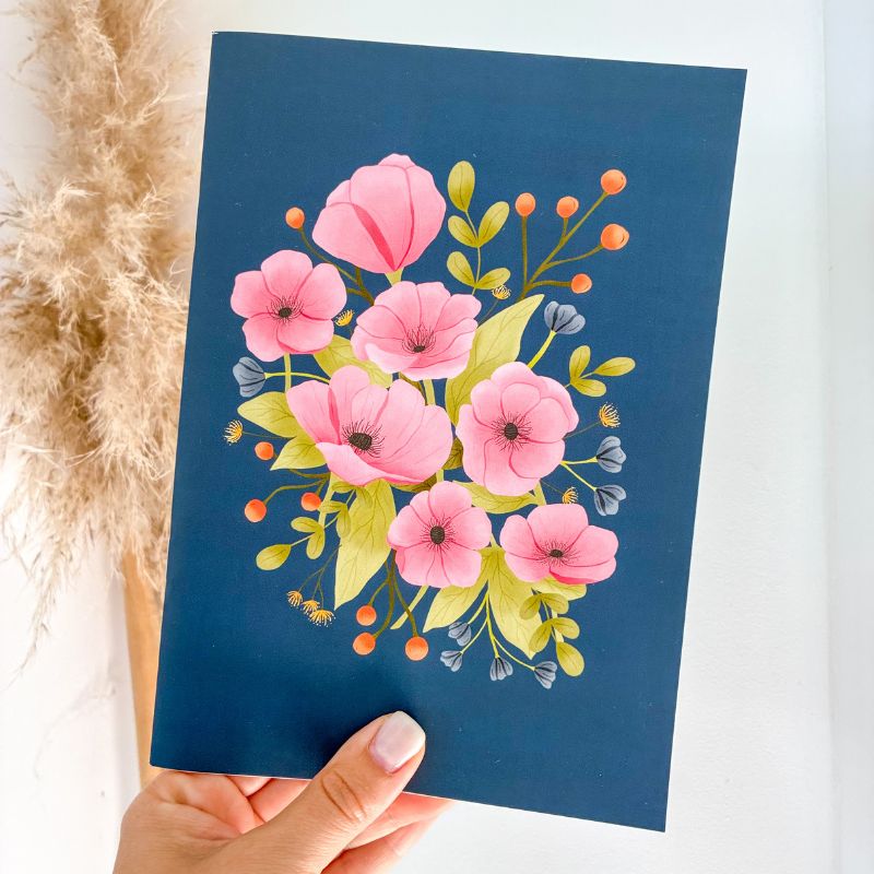 Carnet ligné Bouquet Rose & Marine A5 tenu à la main, illustration florale rose sur fond bleu marine, papeterie éco-responsable Avril & Novembre