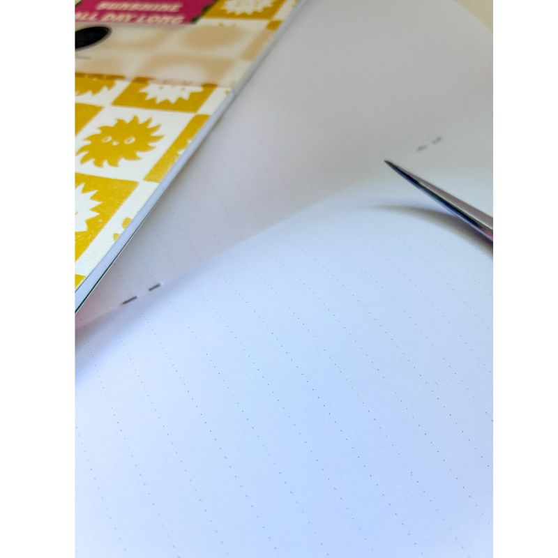 cahier sunshine avec pages intérieures à lignes fines. carnet A5 couverture souple. 