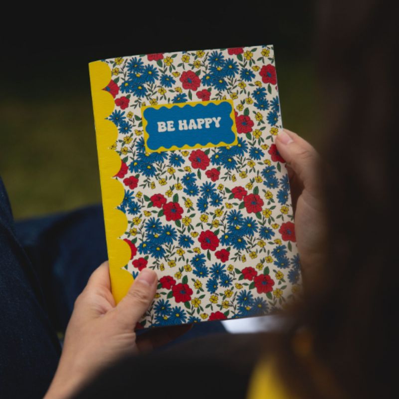 carnet souple A5 à fleurs. Pages intérieures lignées. Carnet broché imprimé en France sur papier recyclé.