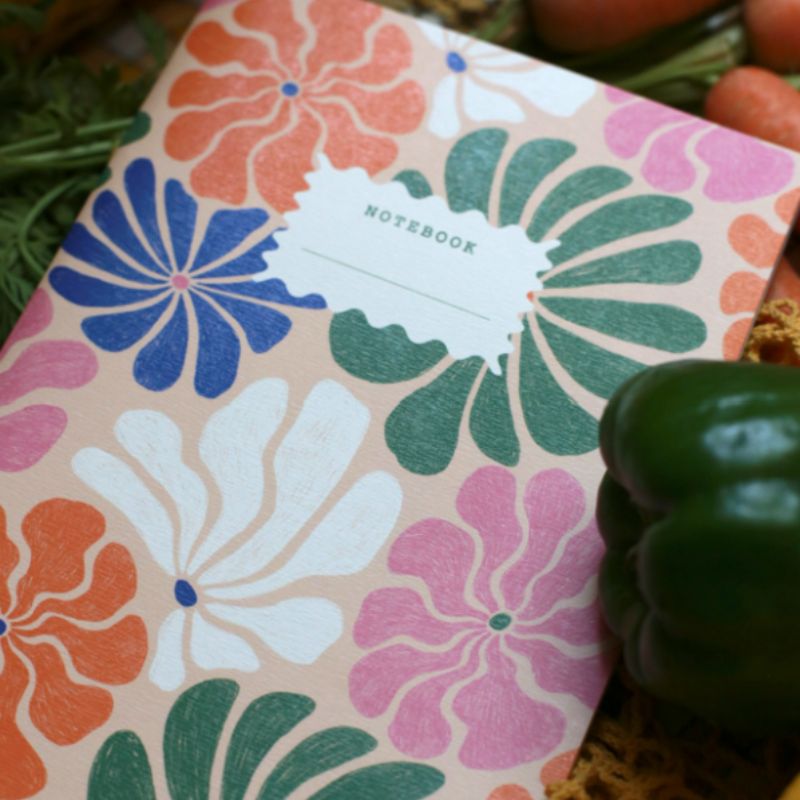 carnet groovy fleuri. Couverture souple format A5, pages intérieures lignes fines, reliure broché. Imprimé en france sur Papier recyclé