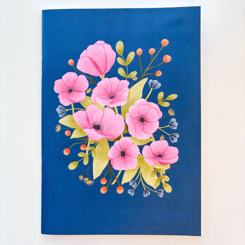 Couverture du carnet ligné Bouquet Rose & Marine, format A5, bouquet d'anémones roses et baies orangées sur fond bleu marine