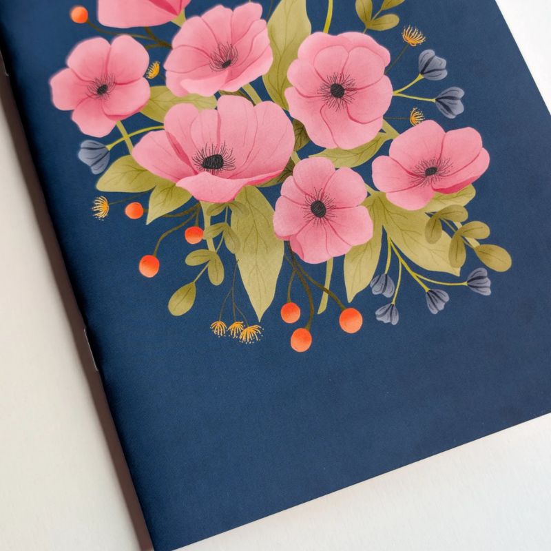 Gros plan sur l'illustration florale du carnet Bouquet Rose & Marine, détail des anémones roses et feuillages sur fond bleu marine