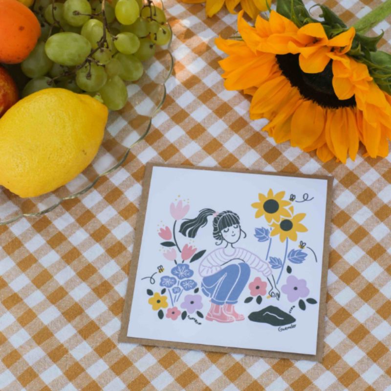carte postale amitié. illustration Gwendoline Lefeuvre imprimée en France. Femme qui plante une graine