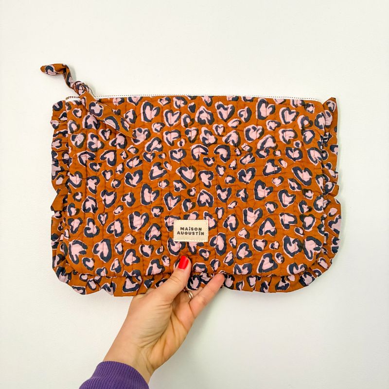 Pochette Leo en coton matelassé imprimé léopard rose, idéale pour sac ou voyage