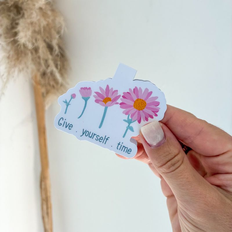 Marque-page magnétique fleuri Give Yourself Time tenu à la main, papeterie originale et bienveillante Avril & Novembre