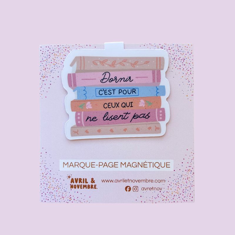 Marque-page magnétique "Dormir c'est pour ceux qui ne lisent pas", illustration pile de livres colorés, packaging Avril & Novembre