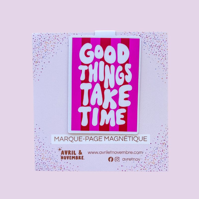 Marque-page magnétique "Good Things Take Time", lettering rond blanc sur fond rayé rose fuchsia, packaging Avril & Novembre