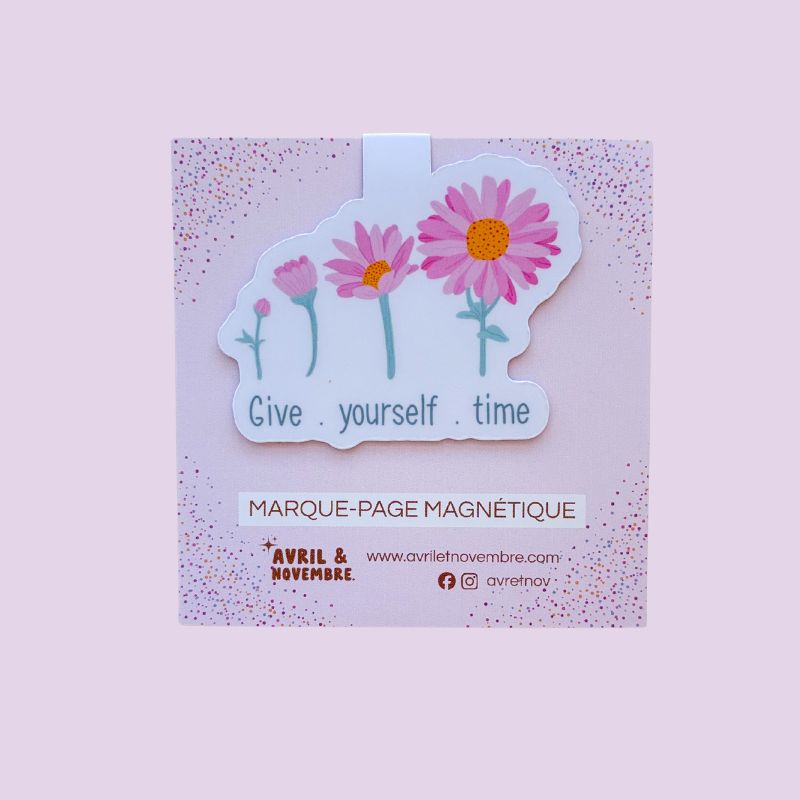 Marque-page magnétique "Give Yourself Time", illustration marguerites roses du bouton à la fleur épanouie, packaging Avril & Novembre