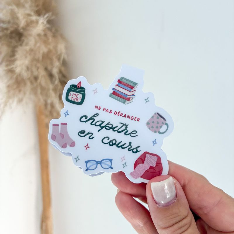 Gros plan sur le marque-page magnétique Cosy, illustration cocooning avec bougie, mug et chaussettes chaudes