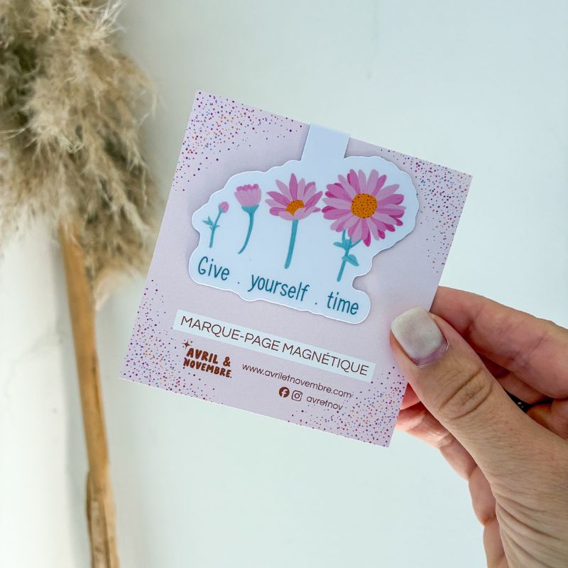 Marque-page magnétique Give Yourself Time tenu à la main, packaging fleuri, papeterie bien-être Avril & Novembre