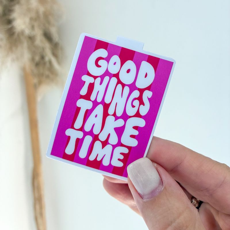 Gros plan sur le marque-page magnétique Good Things Take Time, lettering rond fuchsia et rouge, papeterie moderne