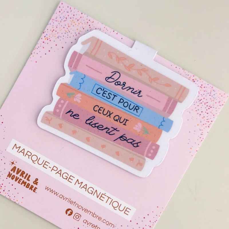 Gros plan sur le marque-page magnétique et son packaging, message humoristique pour lecteurs, Avril & Novembre