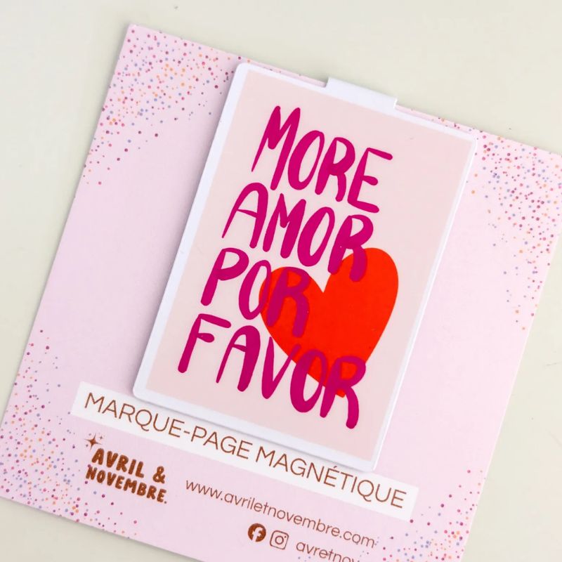 Gros plan sur le marque-page magnétique More Amor Por Favor et son packaging à pois colorés, Avril & Novembre