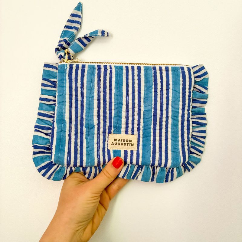 Pochette bleue en coton matelassé avec fermeture zip maison augustin