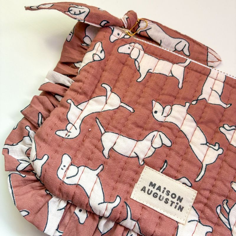 Détail du motif teckel sur la petite pochette artisanale