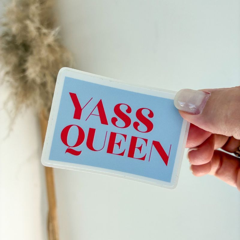 Sticker Yass Queen tenu à la main, lettering rouge élégant sur fond bleu, papeterie fait main