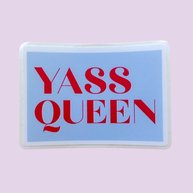 Sticker Yass Queen, lettrage serif rouge sur fond bleu ciel, papeterie Avril & Novembre