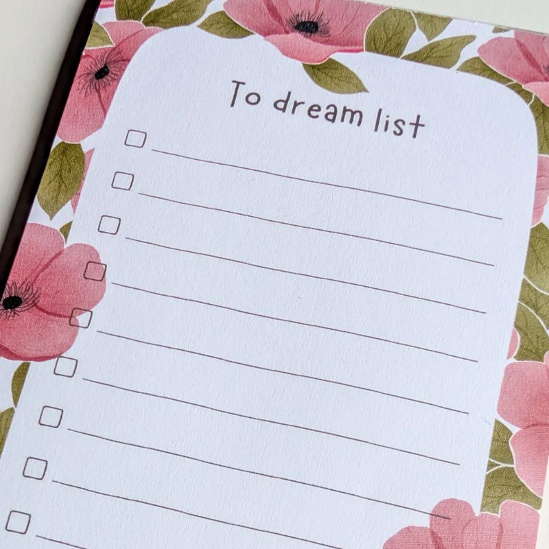 Bloc-notes To-Do List Spring vu de biais, bordure fleurie rose et dos cartonné