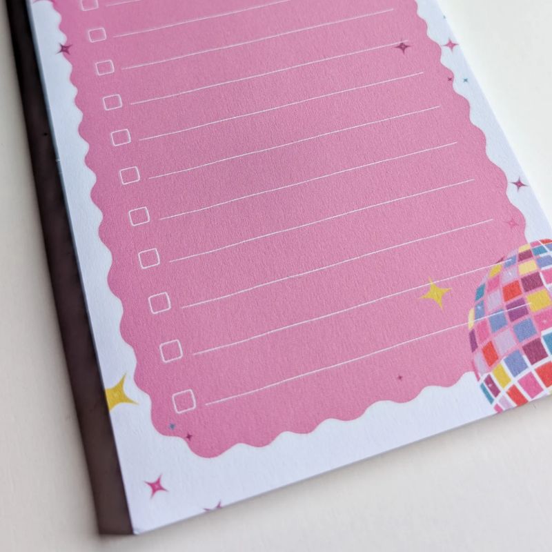 Gros plan sur le bloc-notes Disco Ball, bordure en dentelle et boule à facettes, dos magnétique