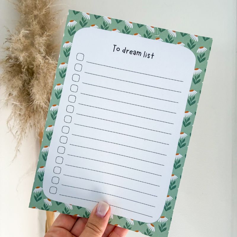 Bloc-notes To-Do List Marguerites A5 avec liste à cocher, motif fleurs blanches sur fond vert sauge, papeterie éco-responsable Avril & Novembre