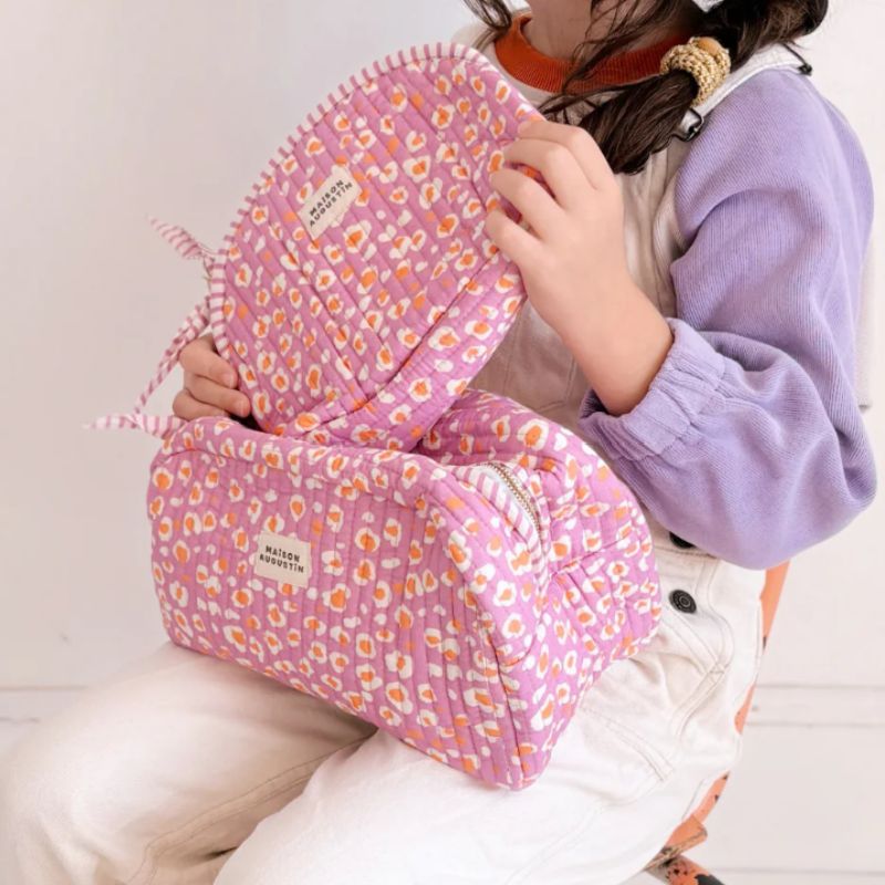 Trousse rose matelassée avec zip et doublure étanche, idéale pour voyage