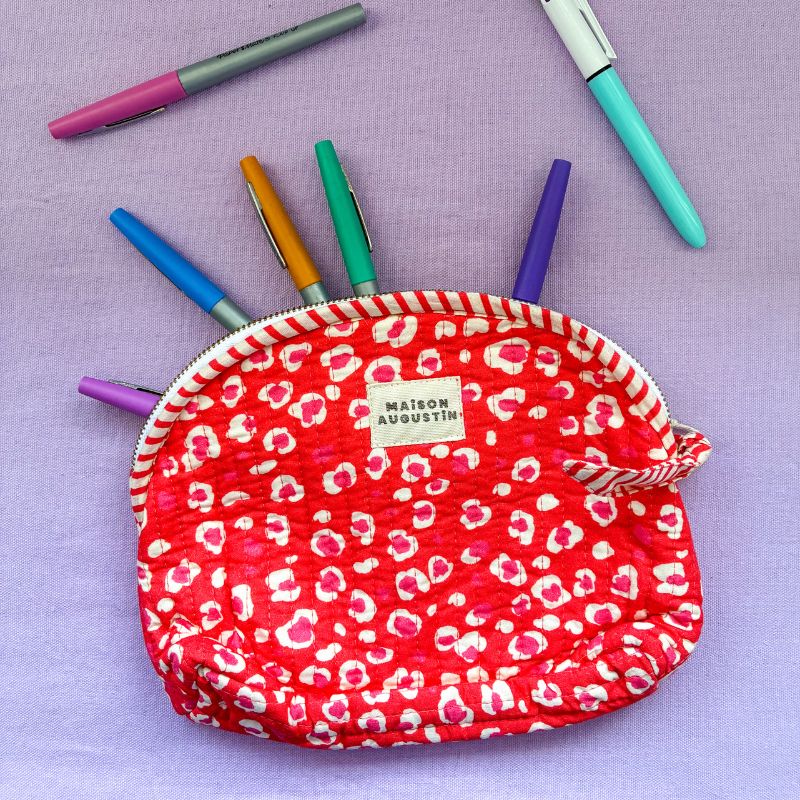 Trousse rouge matelassée avec zip et doublure plastifiée étanche